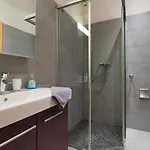 ريناتا شقة *